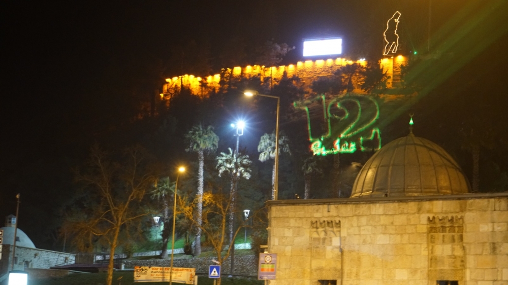 Kahramanların isimleri kaleye yansıtıldı 6