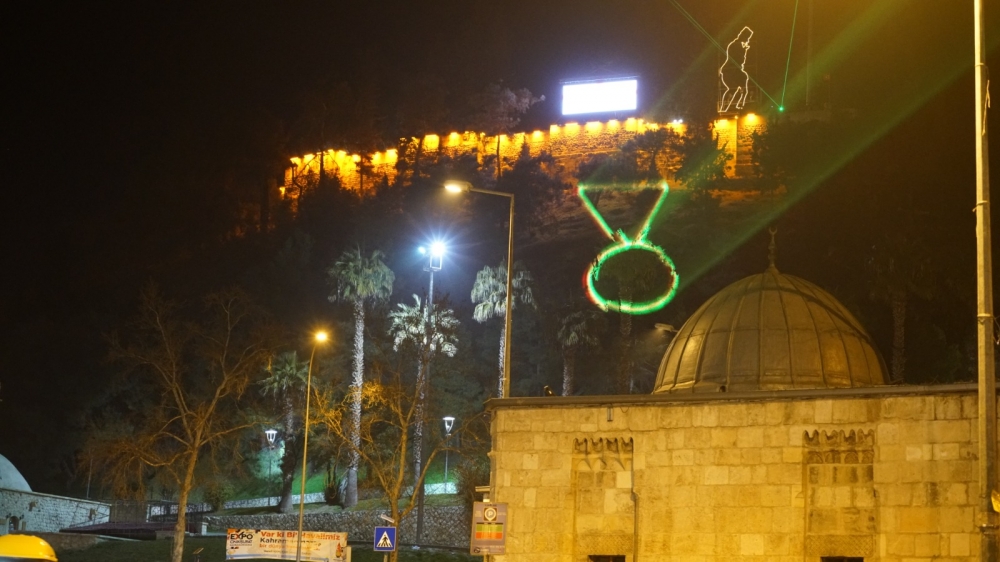 Kahramanların isimleri kaleye yansıtıldı 7