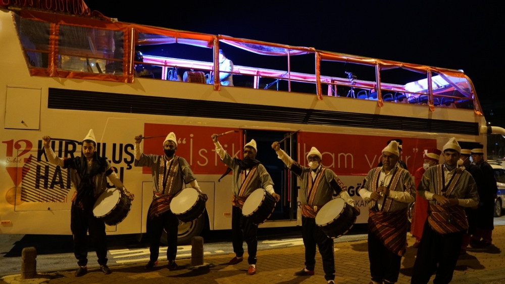 Kahramanların isimleri kaleye yansıtıldı 8