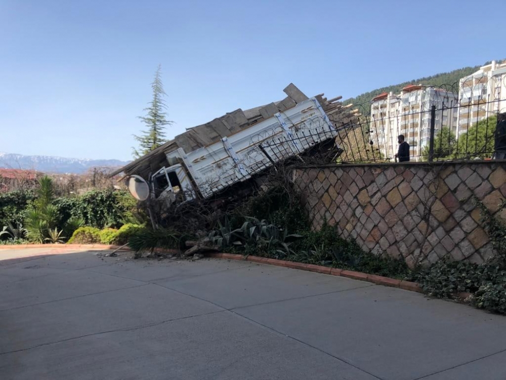 Kahramanmaraş’ta freni patlayan kamyon istinat duvarına çarptı 1