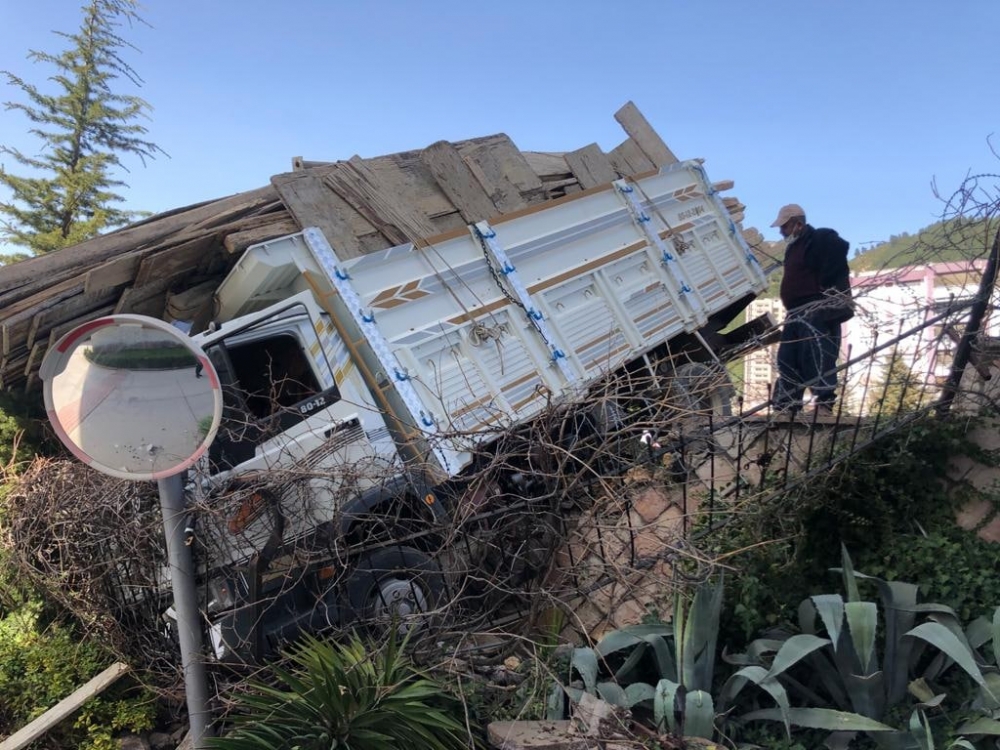 Kahramanmaraş’ta freni patlayan kamyon istinat duvarına çarptı 2