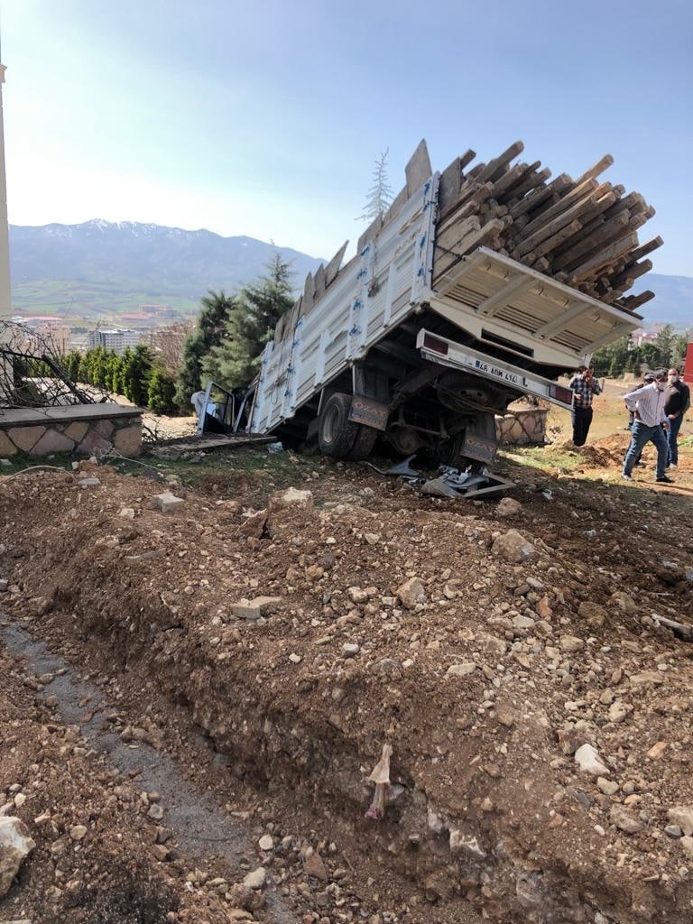 Kahramanmaraş’ta freni patlayan kamyon istinat duvarına çarptı 3