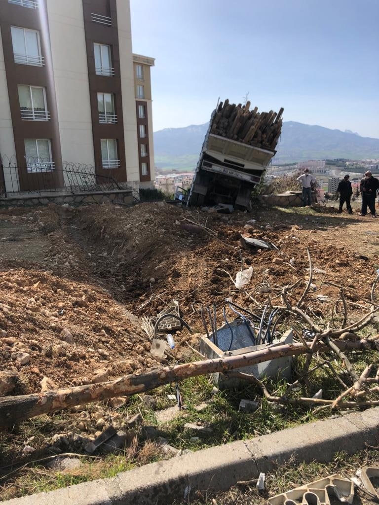 Kahramanmaraş’ta freni patlayan kamyon istinat duvarına çarptı 4