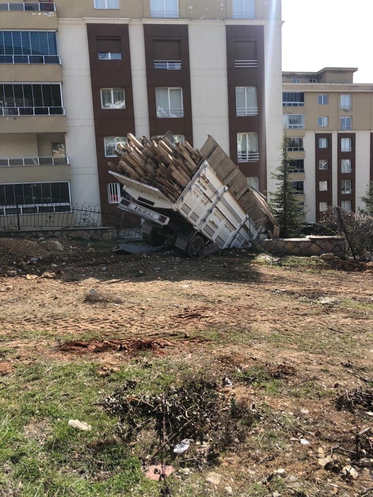 Kahramanmaraş’ta freni patlayan kamyon istinat duvarına çarptı 5