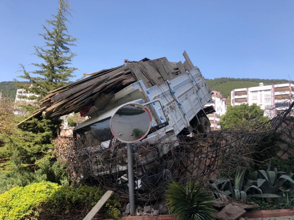 Kahramanmaraş’ta freni patlayan kamyon istinat duvarına çarptı 6