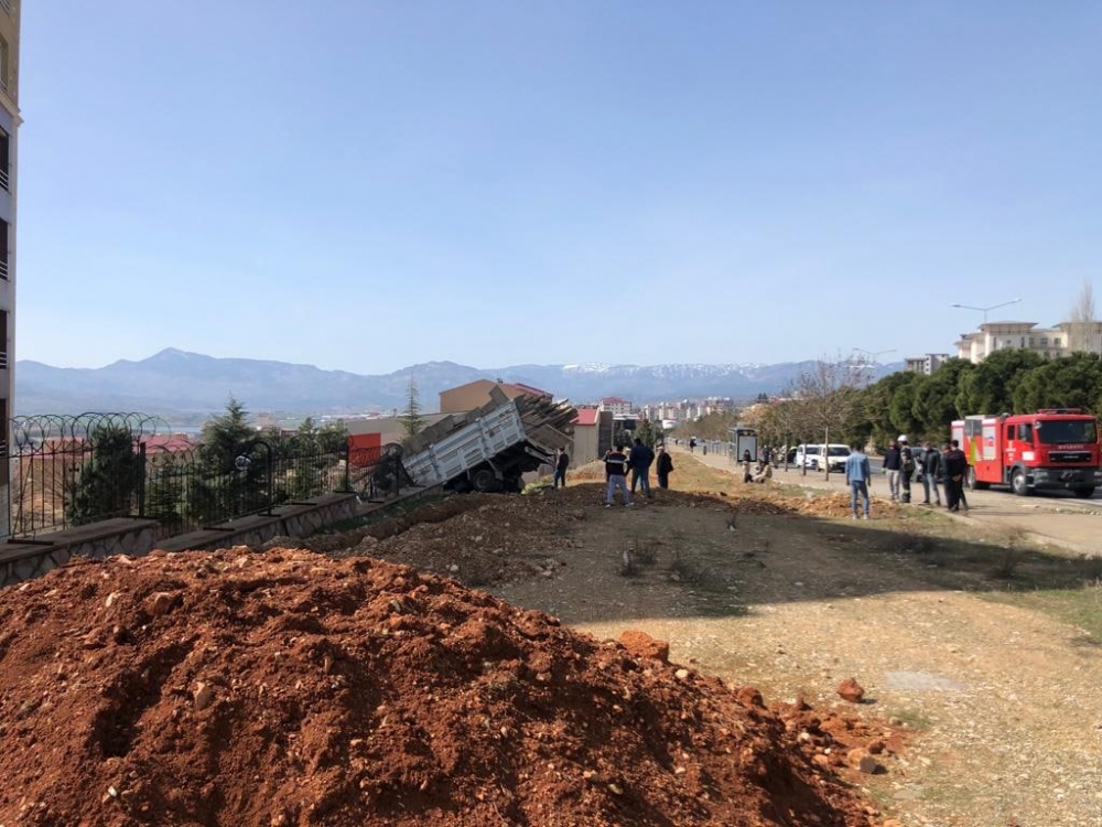 Kahramanmaraş’ta freni patlayan kamyon istinat duvarına çarptı 7