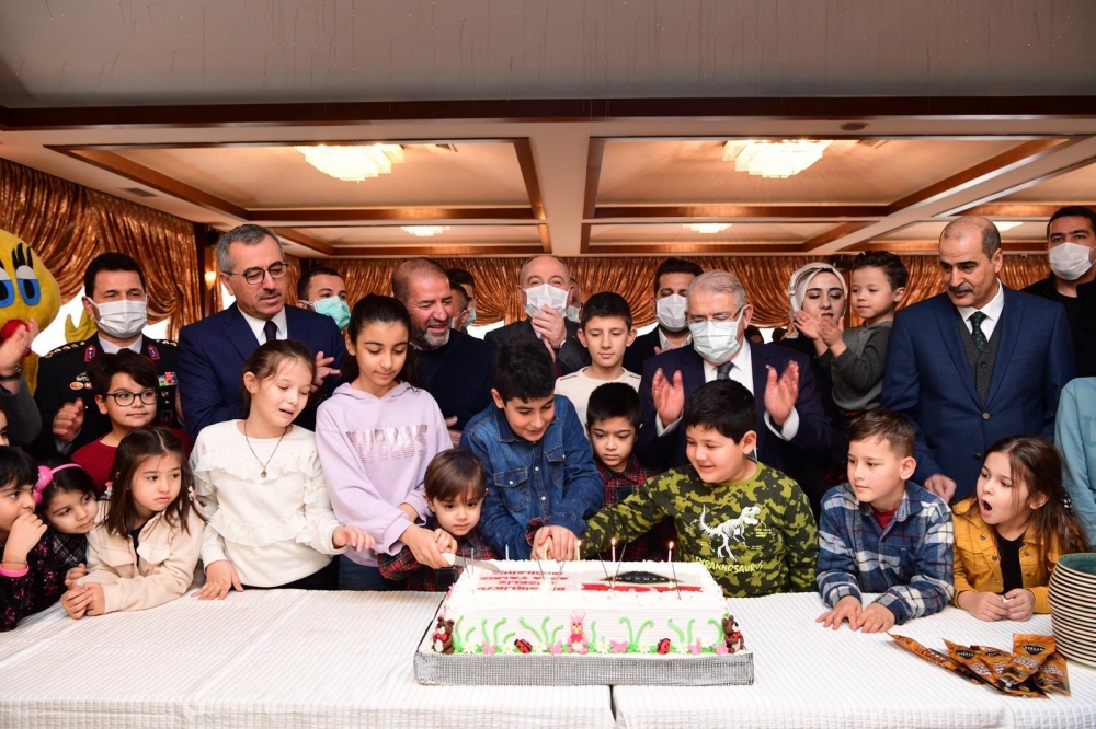 Kahramanmaraş’ta şehit çocuklarının karne sevinci 1