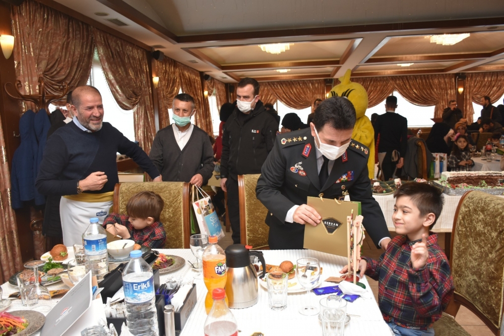 Kahramanmaraş’ta şehit çocuklarının karne sevinci 25