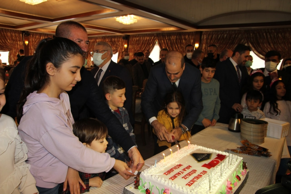 Kahramanmaraş’ta şehit çocuklarının karne sevinci 4