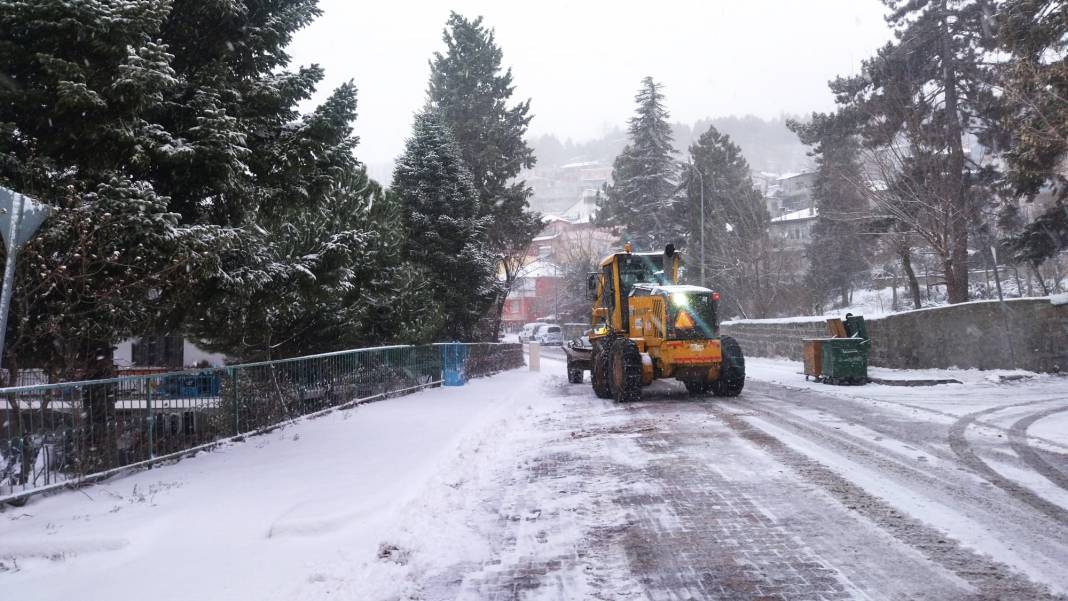 Kahramanmaraş Büyükşehir Şehir Genelinde Karla Mücadelesini Sürdürüyor 11