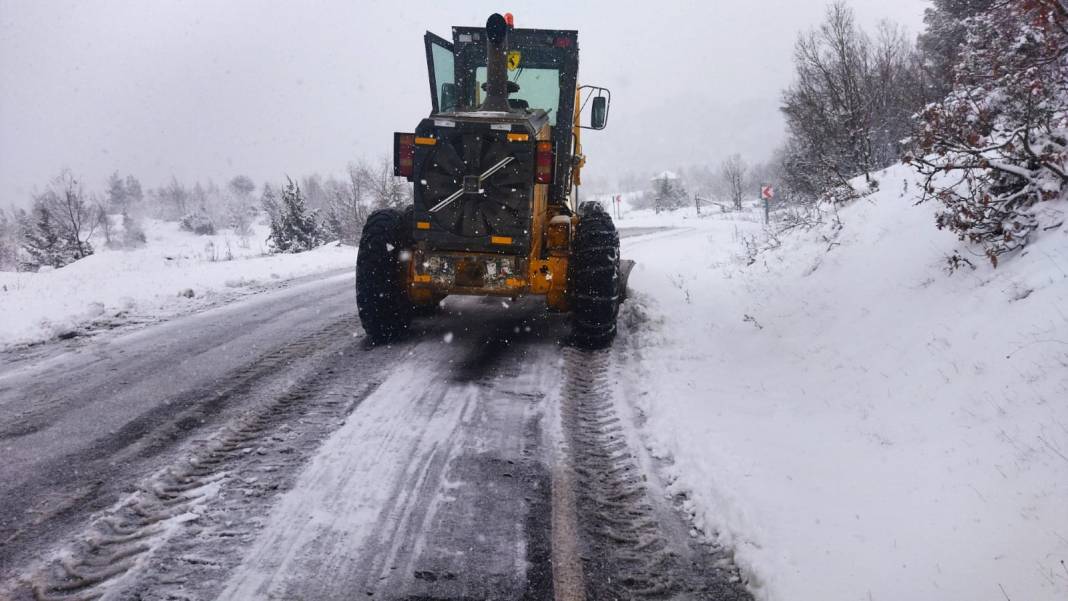 Kahramanmaraş Büyükşehir Şehir Genelinde Karla Mücadelesini Sürdürüyor 3