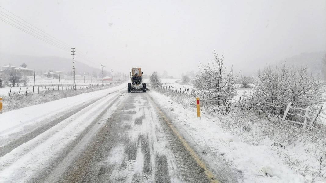 Kahramanmaraş Büyükşehir Şehir Genelinde Karla Mücadelesini Sürdürüyor 7