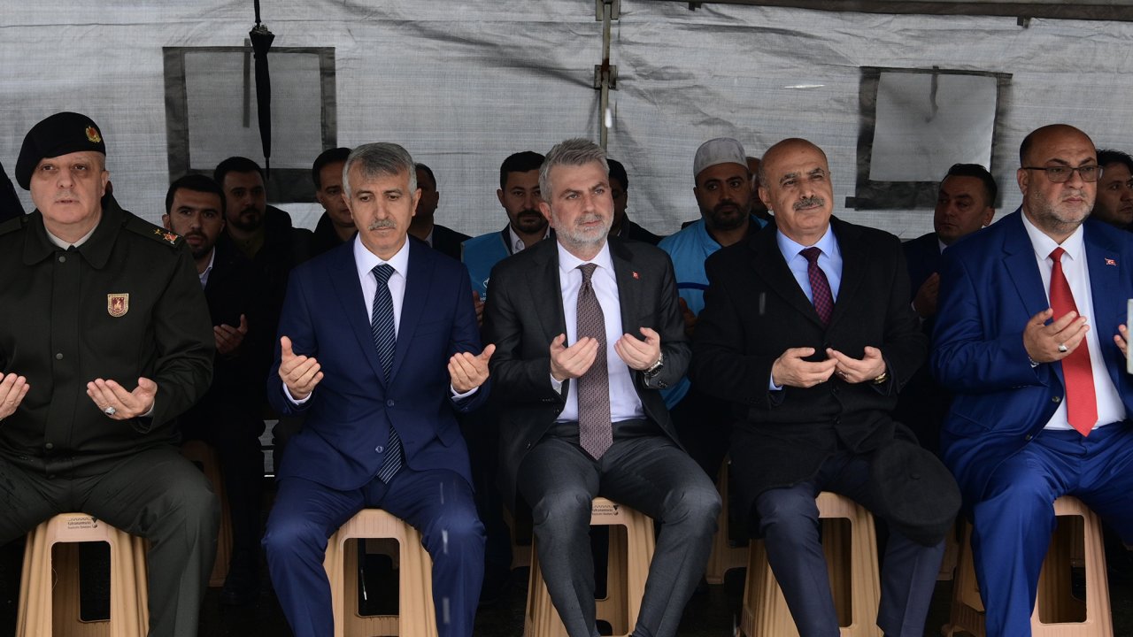 Kahramanmaraş'ta şehitler ve deprem şehitleri kabirleri başında dualarla anıldı