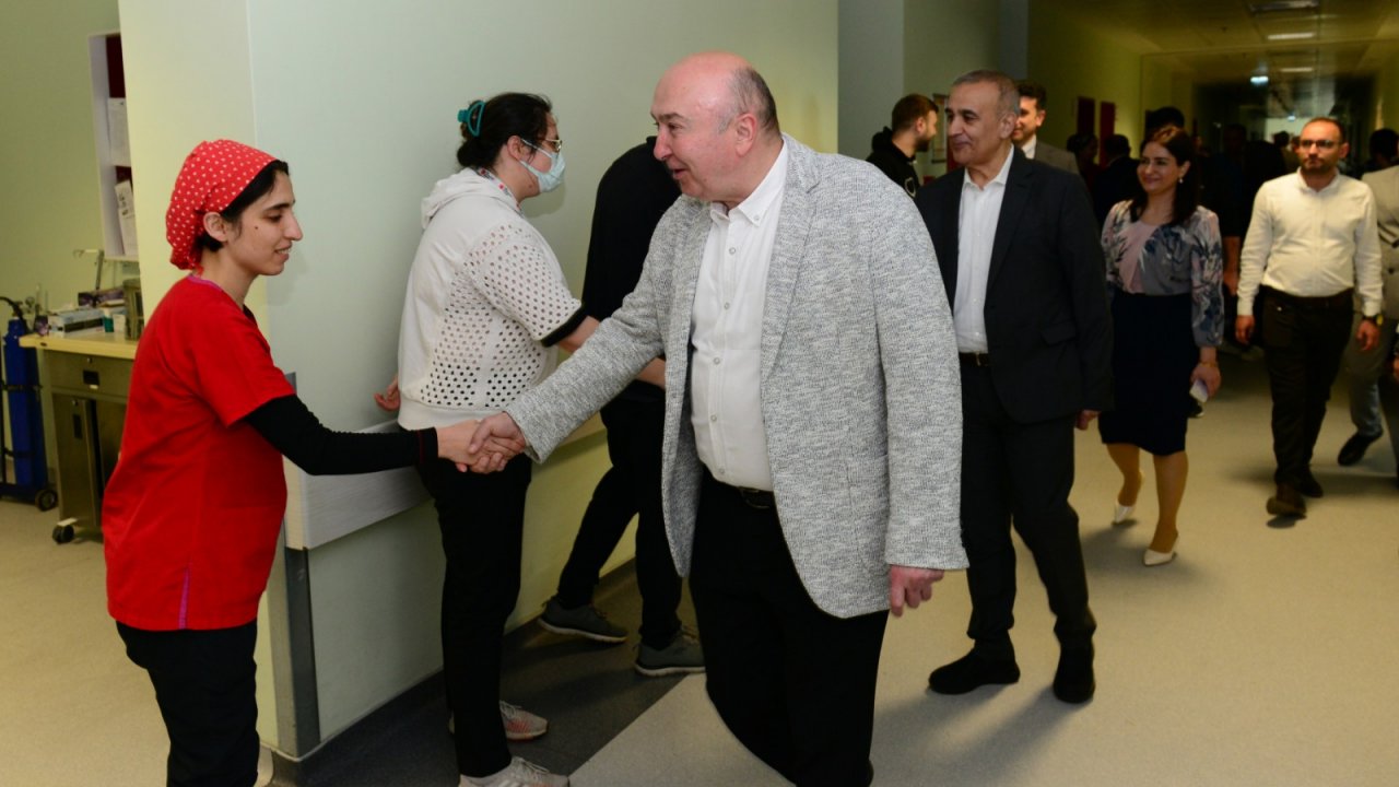 Rektör Yasım, hastane personeli ile bayramlaştı