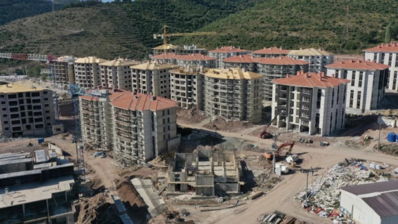 Deprem bölgesindeki inşa ve ihya çalışmaları bayram tatilinde de aralıksız sürdü