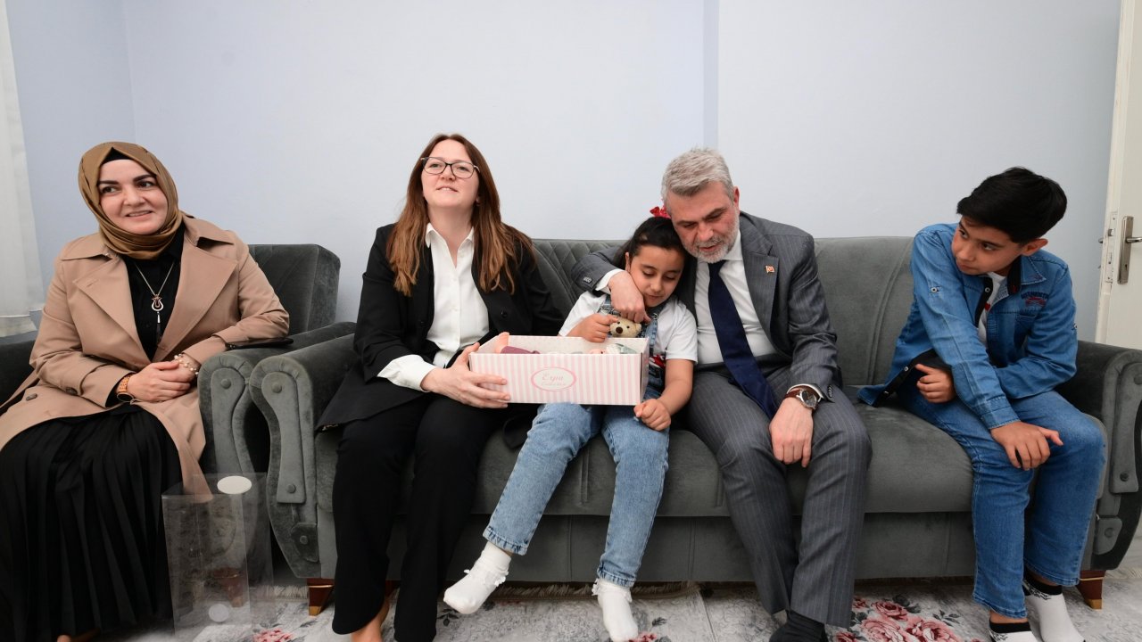 Başkan Görgel, asrın felaketinde ailesini kaybeden vatandaşları ziyaret etti