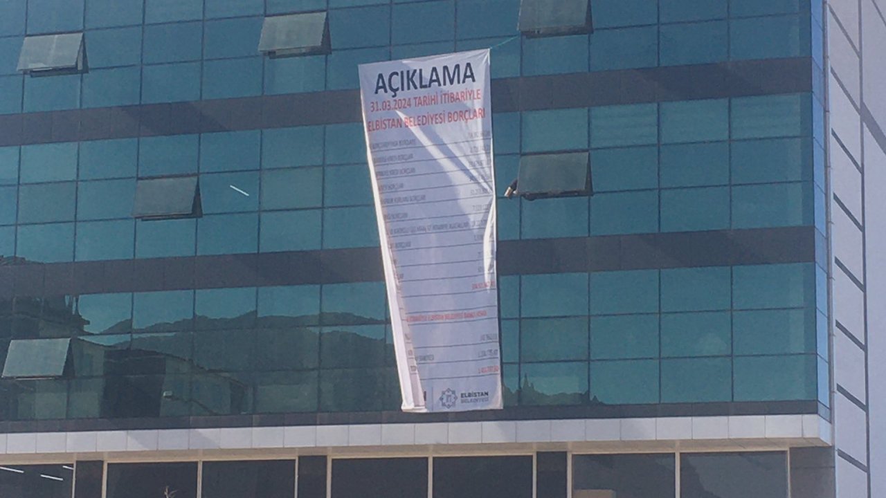 Kahramanmaraş'ta Elbistan Belediye'sinin borçları belediye binasına asıldı!