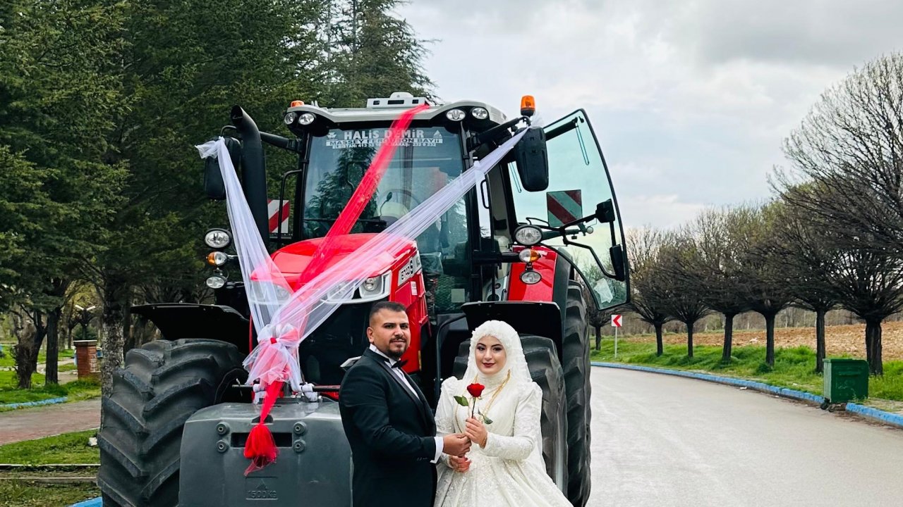 Kahramanmaraşlı çift, traktörü gelin arabası yaptı