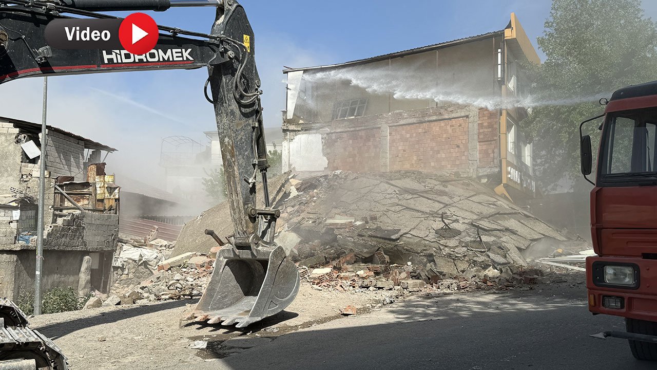Kahramanmaraş'ta ağır hasarlı binaların yıkımı sürüyor