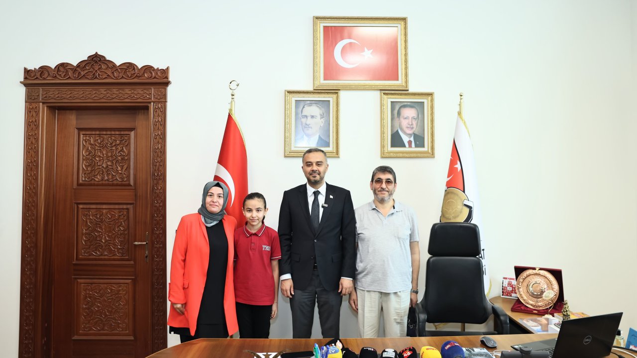 Başkan Hanifi Toptaş, görevi küçük Azra’ya devretti