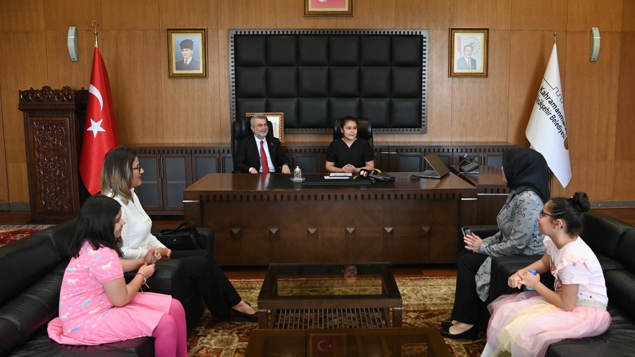 Başkan Görgel, koltuğu minik başkan Tuğsem’e devretti