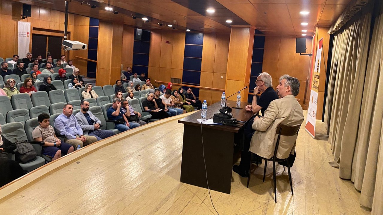 Yazar Şakar, Kahramanmaraş’ta Türk Edebiyatı’nda öykücülüğü anlattı