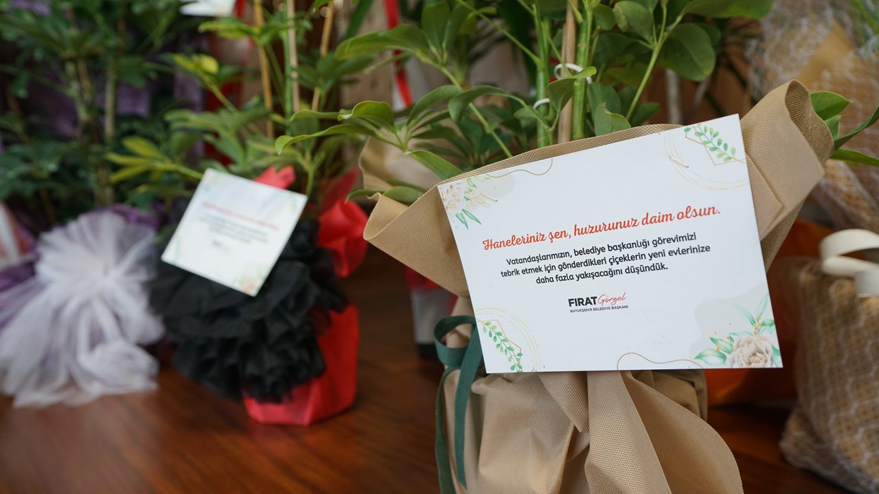 Kahramanmaraş’ta tebrik çiçekleri depremzedelerin yeni evlerini süsledi