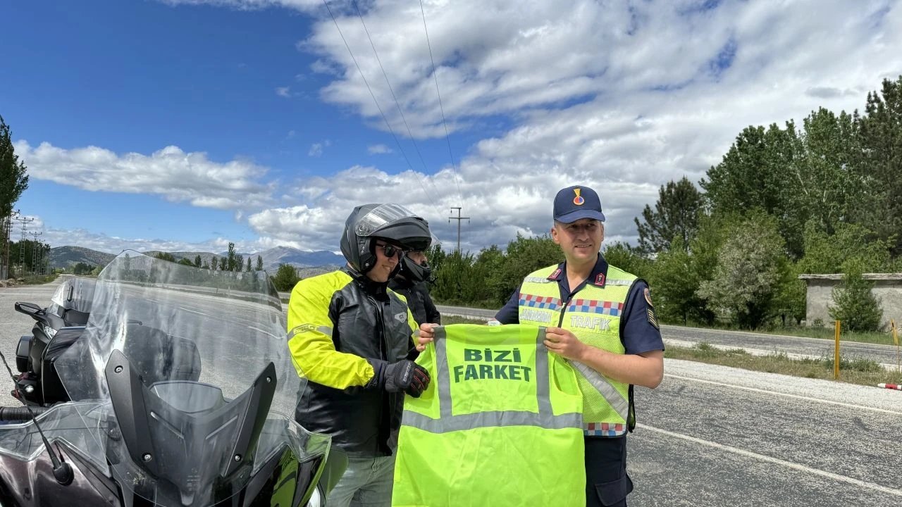 Kahramanmaraş'ta motosiklet sürücülerine reflektif yelek dağıtıldı