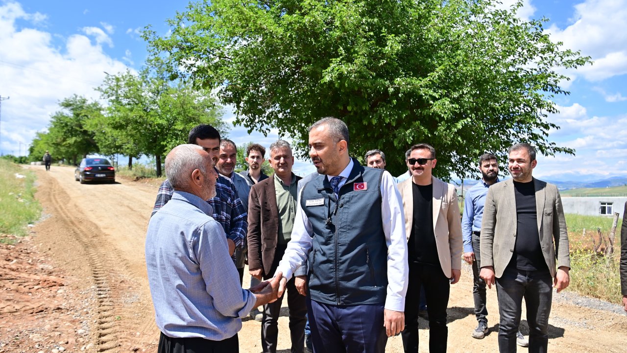 Başkan Toptaş, Cüceli’deki kilit parke yol çalışmalarını yerinde inceledi