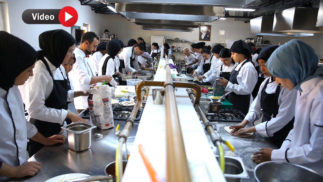 Kahramanmaraş’ta depremde fakülte binası yıkılan öğrenciler dünya yemeklerini prefabrik mutfakta öğreniyor