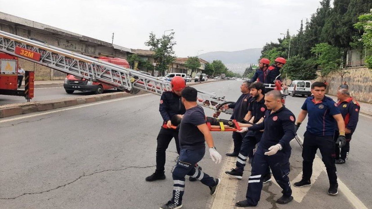 Kahramanmaraş’ta bina çatısına düşen çocuğu itfaiye ekipleri kurtardı