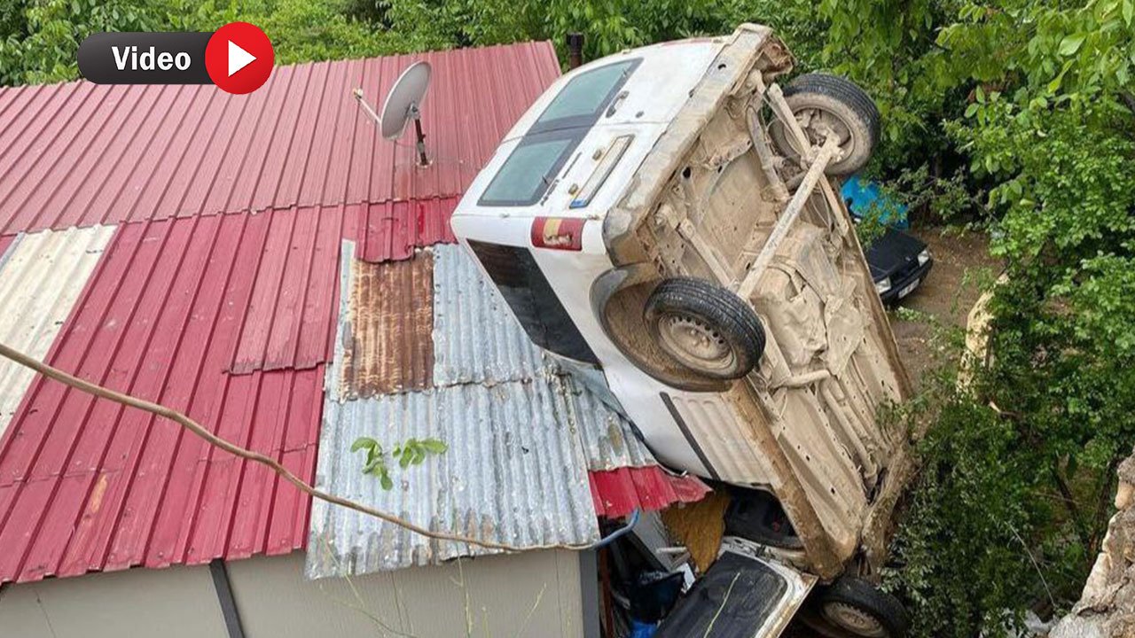 Kahramanmaraş’ta araç evin çatısına uçtu