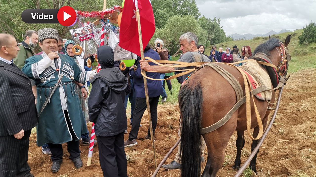 Kahramanmaraş’ta Dağıstanlılar kara sabanla öküz koştu