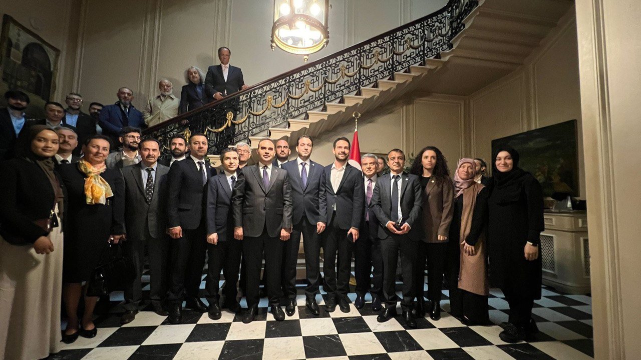 Bakan Kacır, Londra’da Kahramanmaraşlılarla bir araya geldi