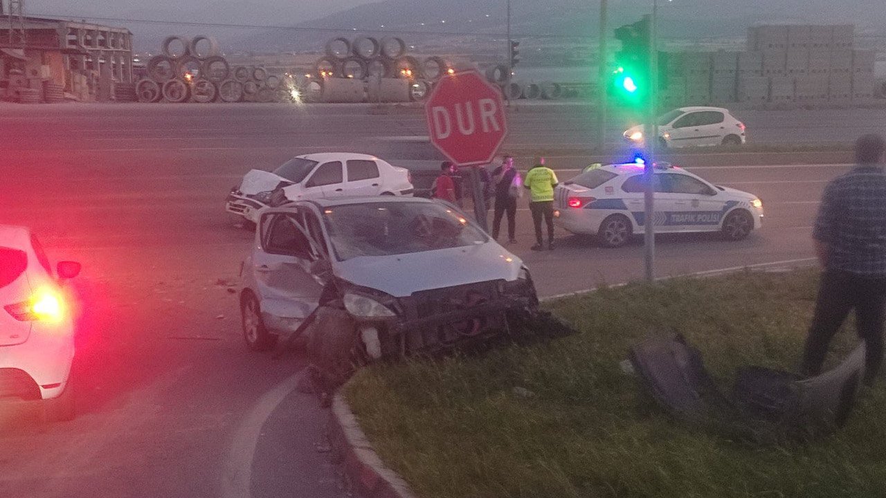 Kahramanmaraş'ta trafik kazası: İki araç çarpıştı, 2 yaralı var!