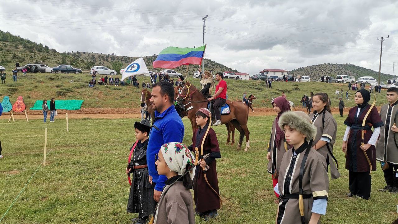 Kahramanmaraş'ta safkan Arap atları kıyasıya yarıştı