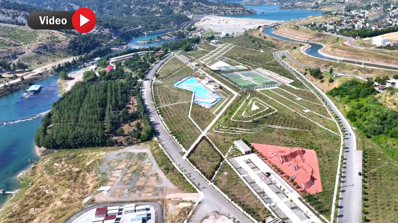 Kahramanmaraş'ta 20 bin afetzedeye barınma imkanı sunan yeşil alanlarda depremin izleri siliniyor