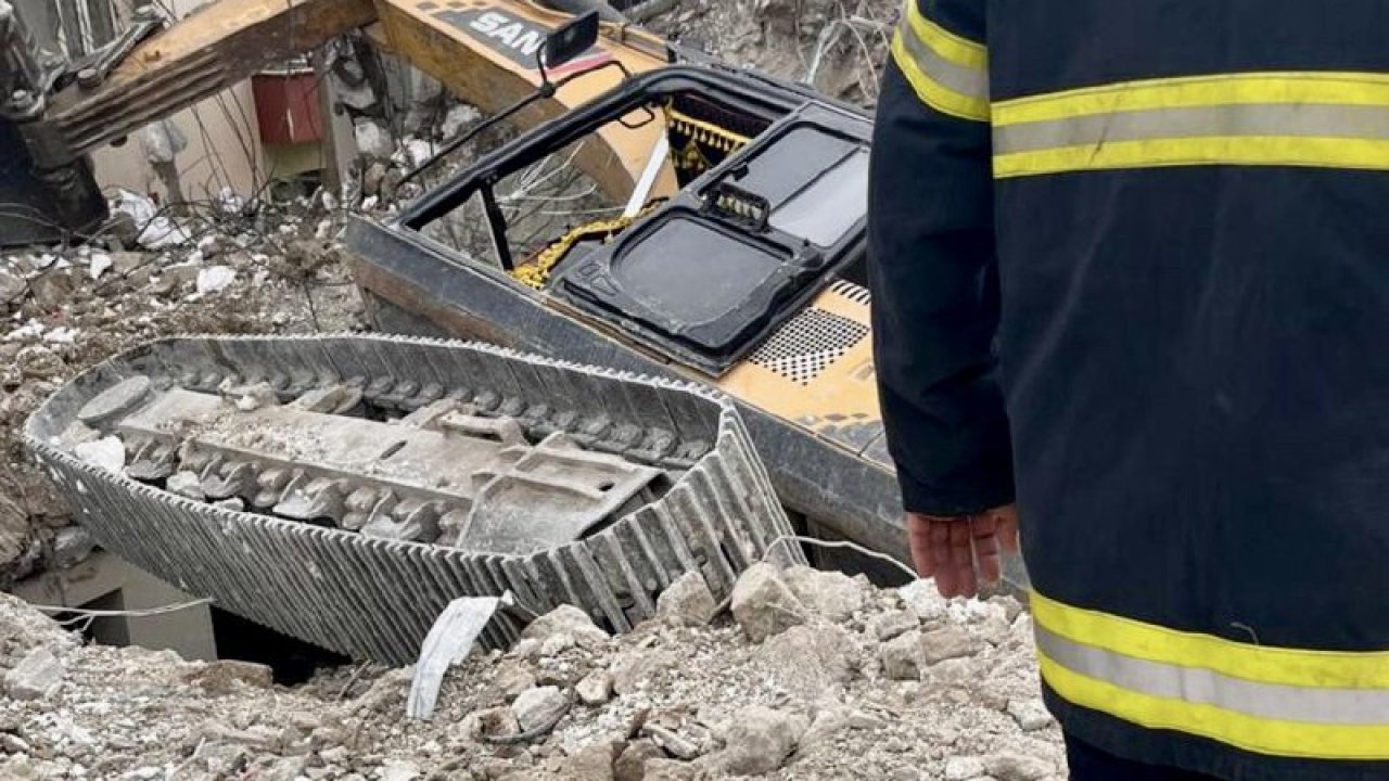 Kahramanmaraş'ta yıkım kazası: İş makinesi devrildi, operatör yaralandı!