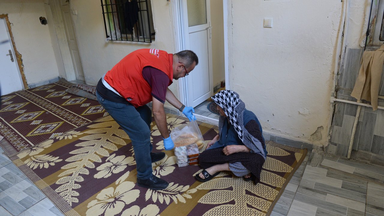 Kahramanmaraş'ta evde yalnız yaşayan yaşlılara günlük sıcak yemek desteği!