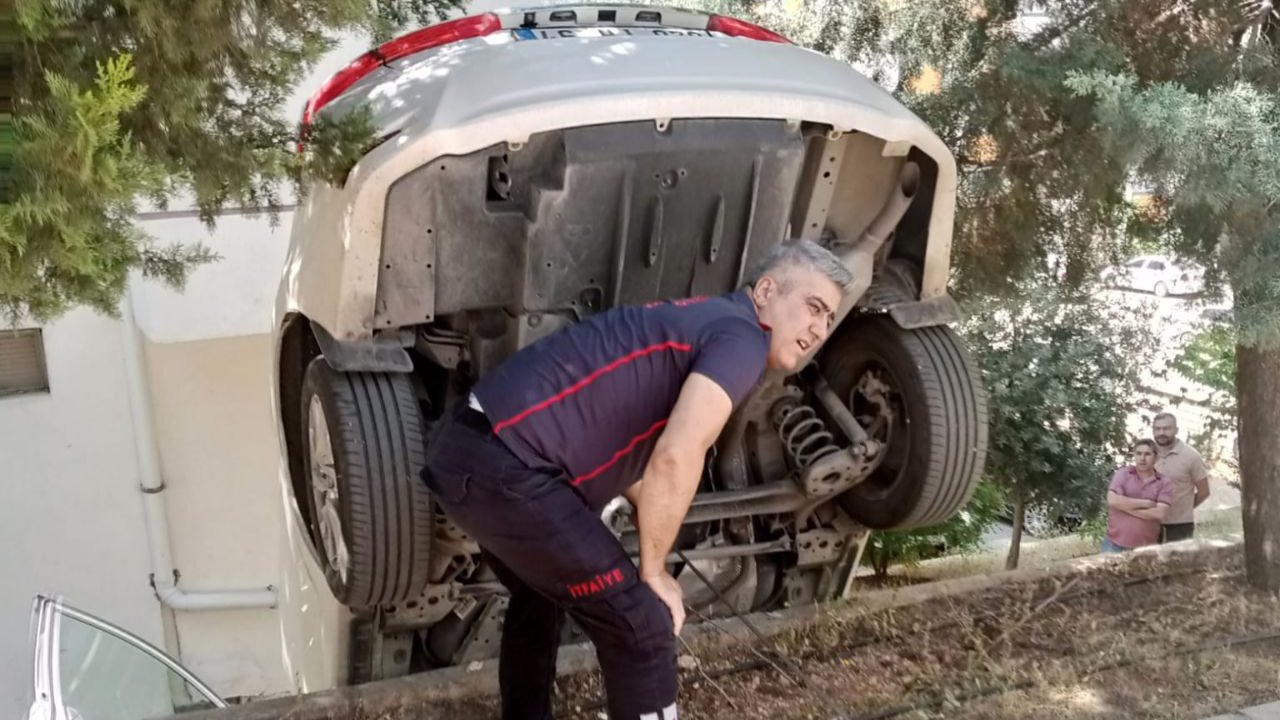 Kahramanmaraş’ta korkutan kaza: Sürücü apartman bahçesine uçtu!