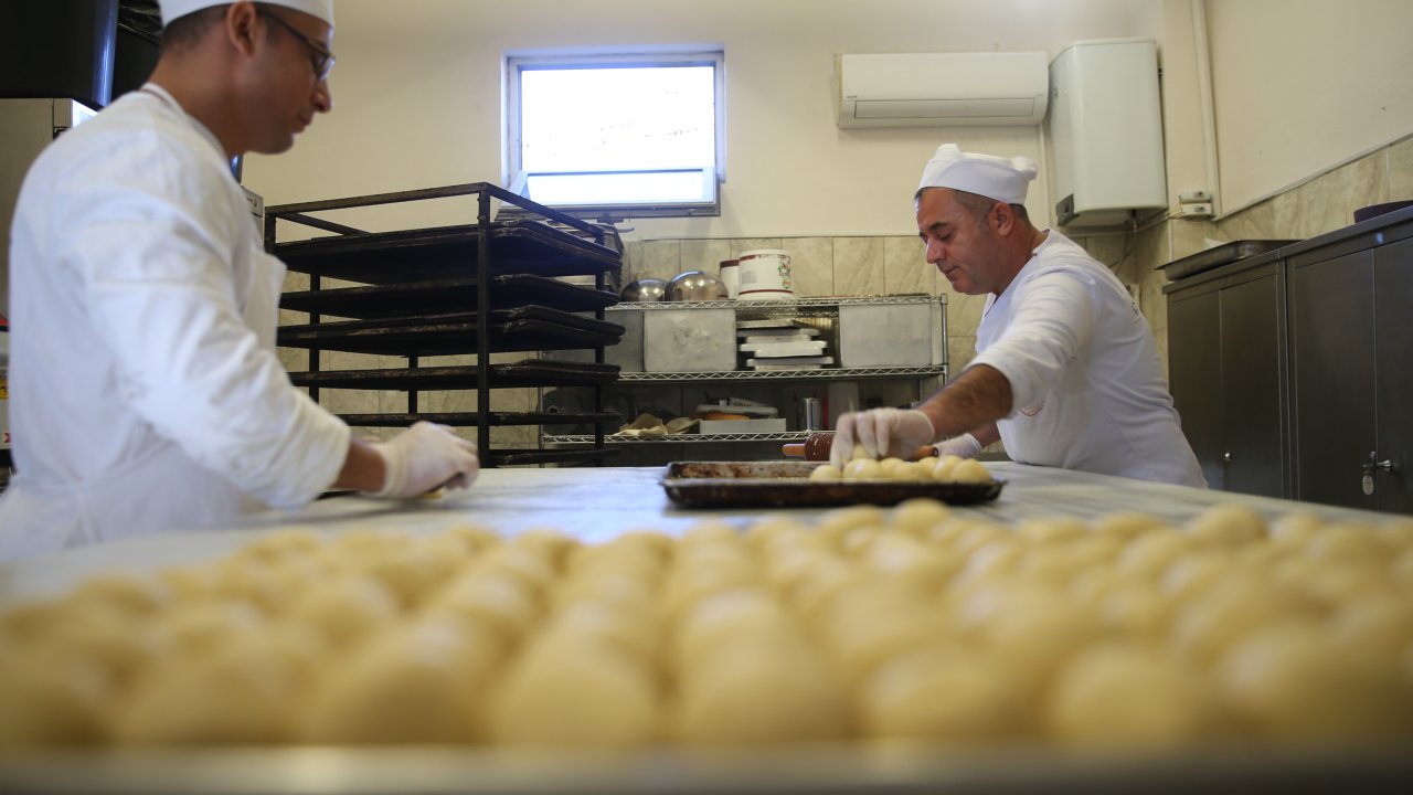Kahramanmaraş'ta mesleki eğitim alan hükümlüler günde 12 bin ekmek üretiyor