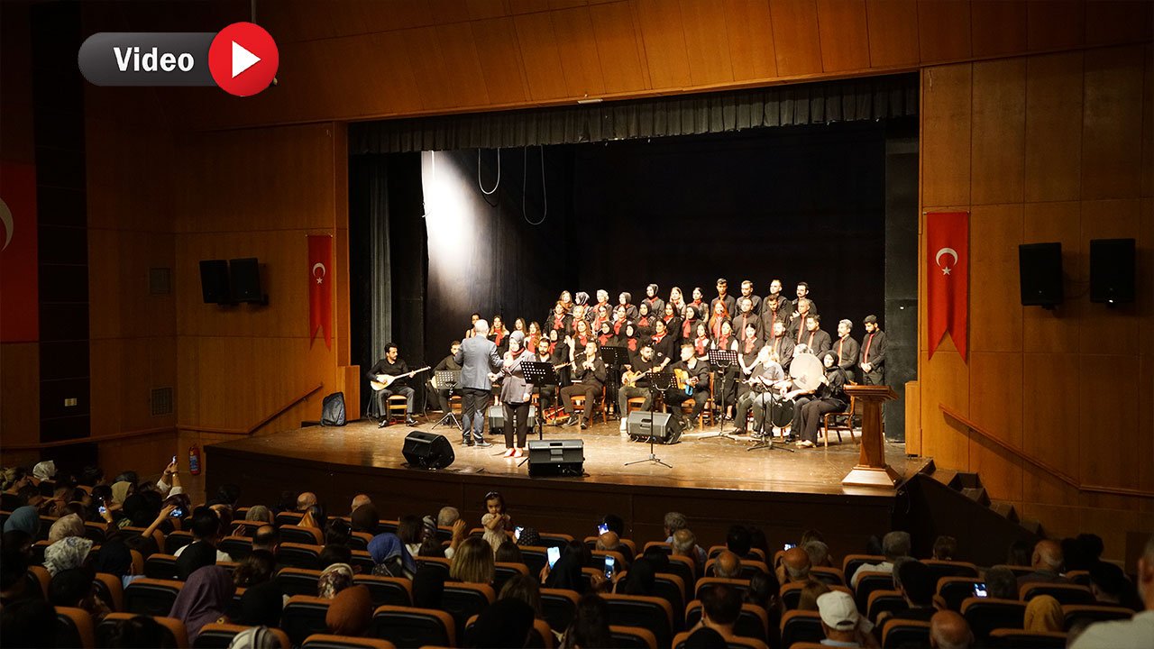 Kahramanmaraş'ta Türk Halk Müziği Korosu söyledi, müzikseverler eşlik etti