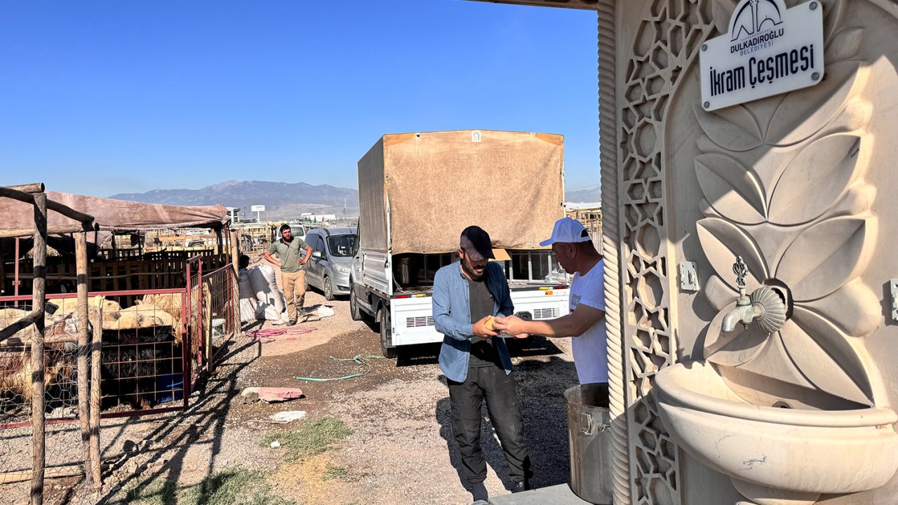 Kahramanmaraş'ta belediyeden kurban satış noktasında her gün sıcak çorba ikramı!