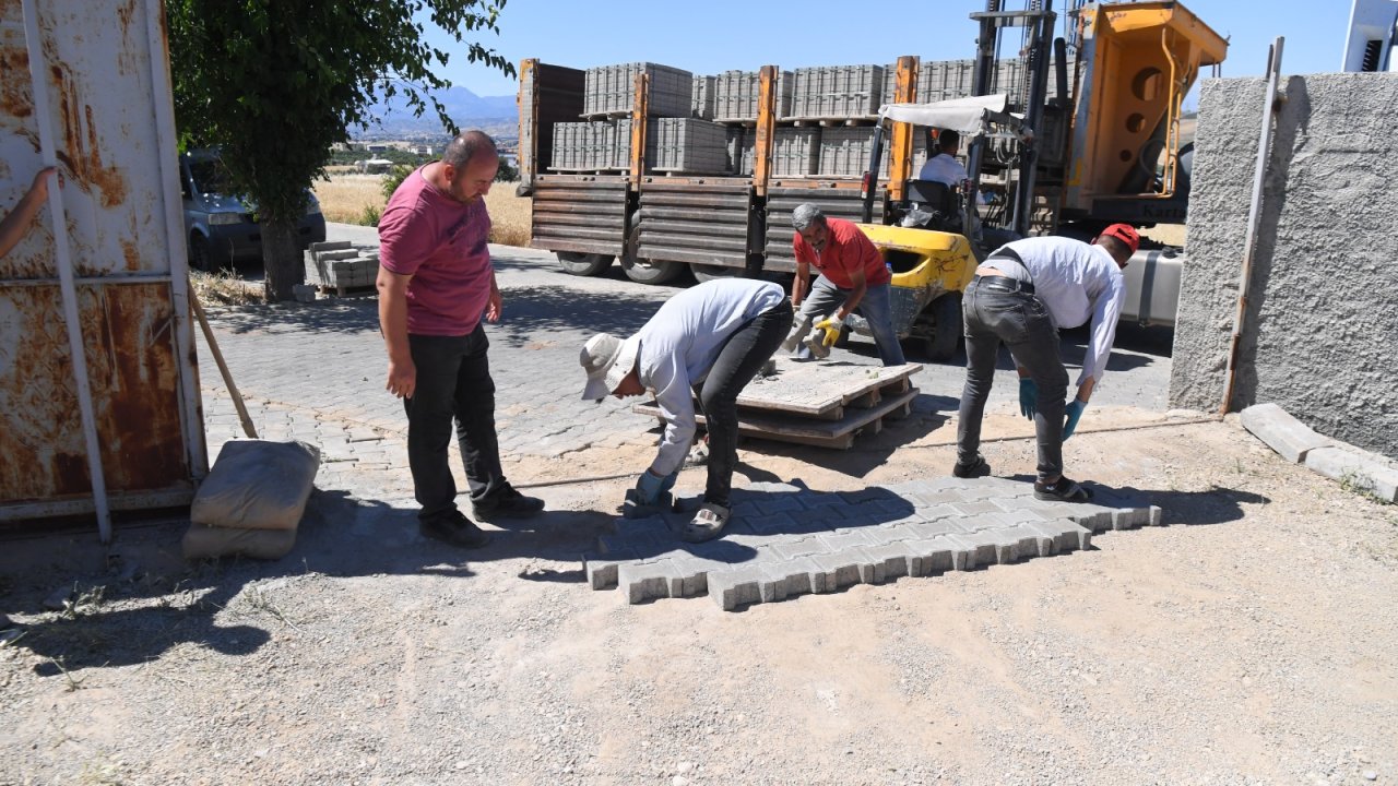 Onikişubat Belediyesi yol kalitesini kilit parke çalışmalarıyla artırıyor