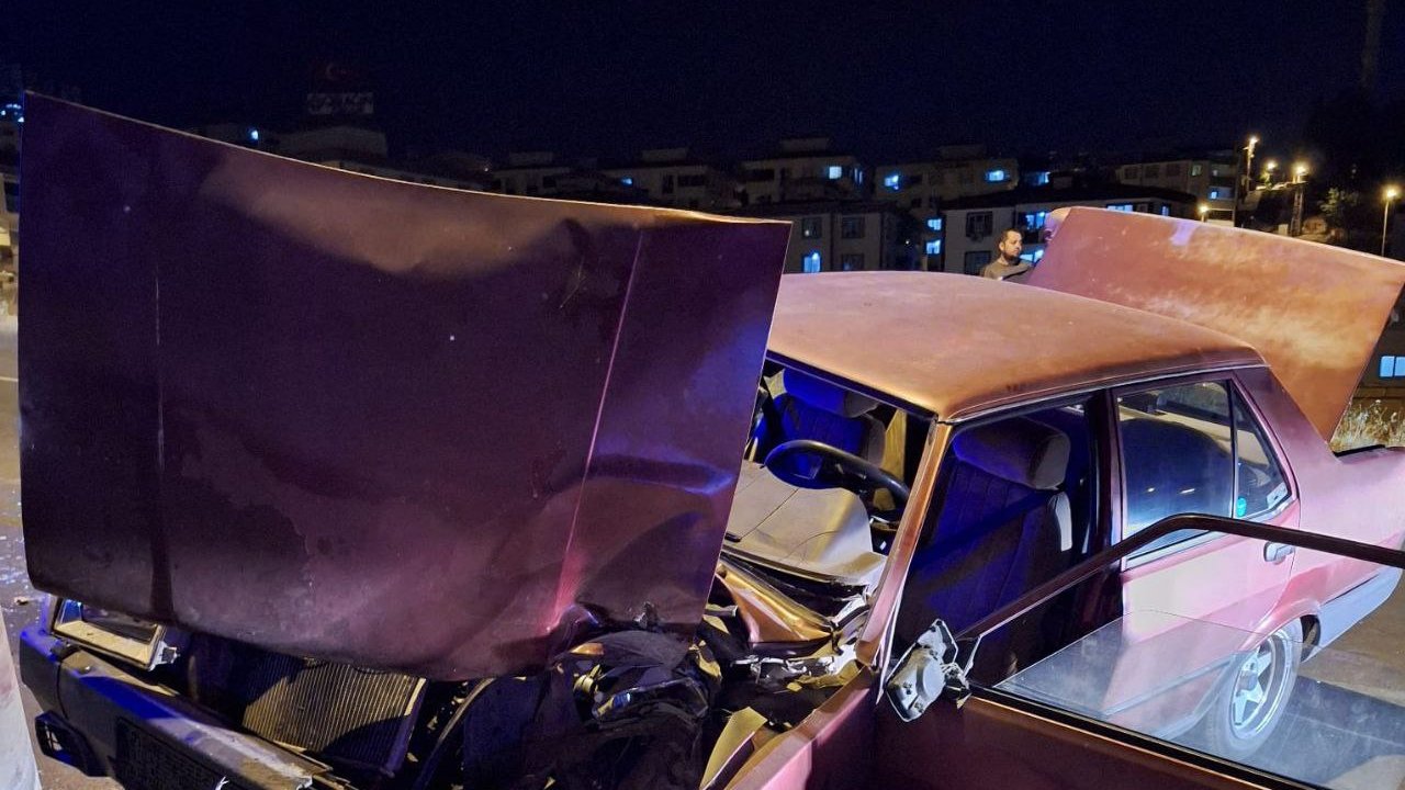 Kahramanmaraş’ta korkutan kaza: Otomobil aydınlatma direğine çarptı