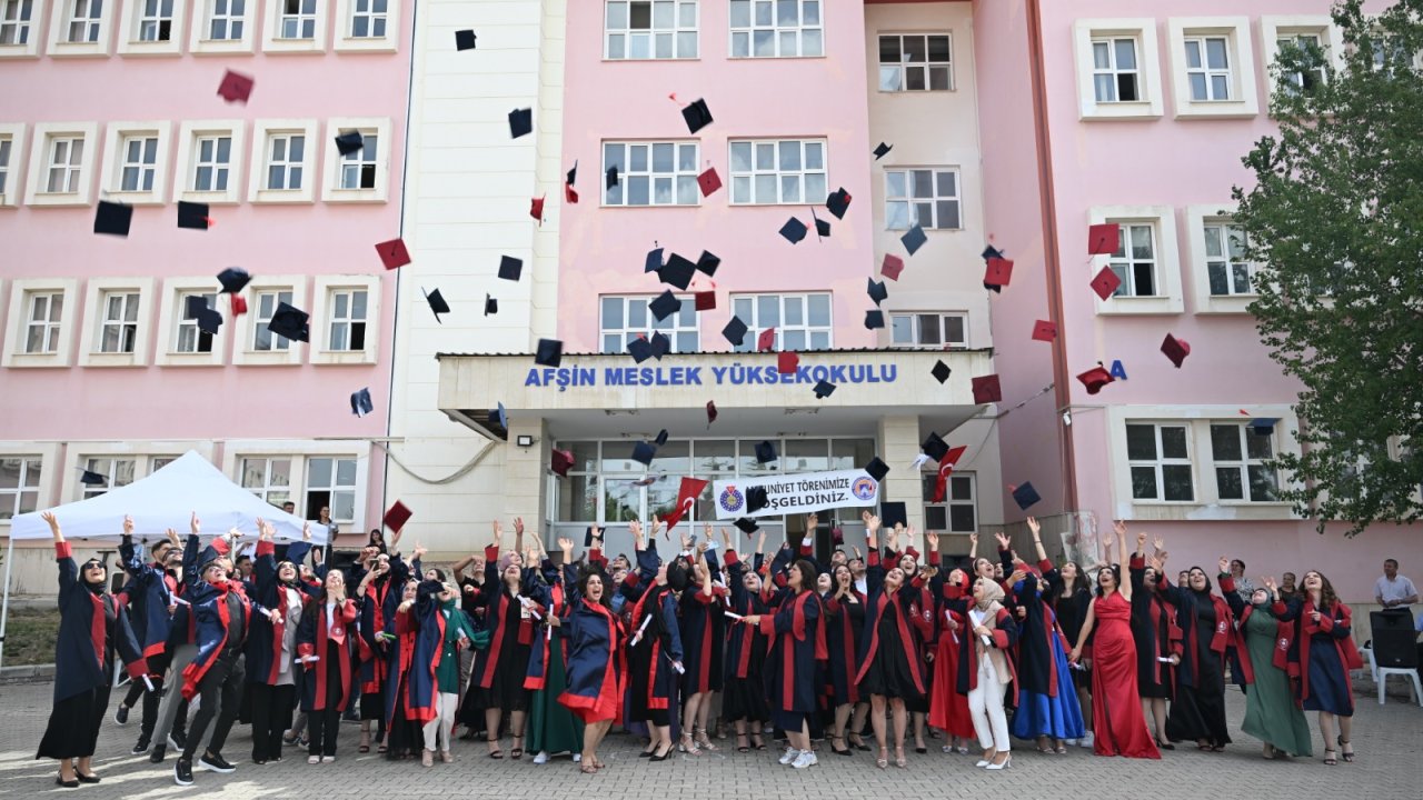 Afşin Meslek Yüksekokulunda mezuniyet coşkusu
