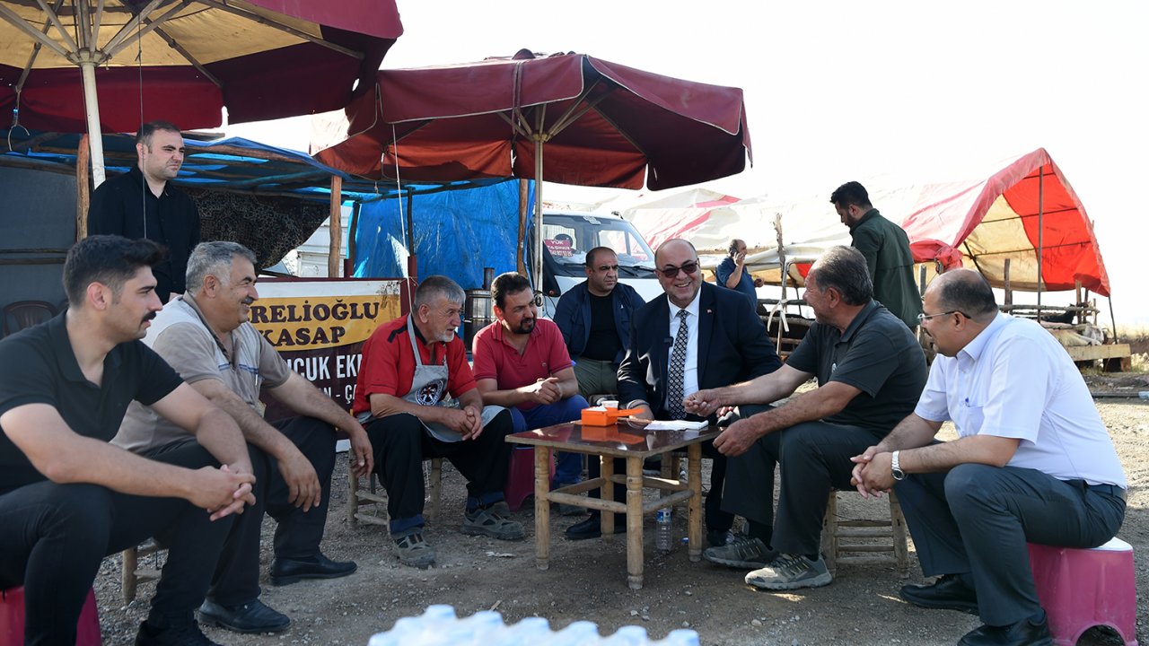 Başkan Akpınar, kurban satış yerini ziyaret etti