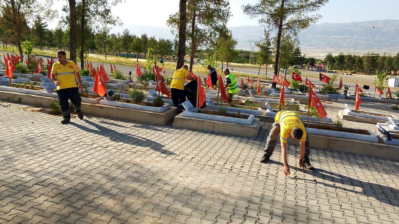 Kahramanmaraş'ta şehitlik ve mezarlıklar bayrama hazır!