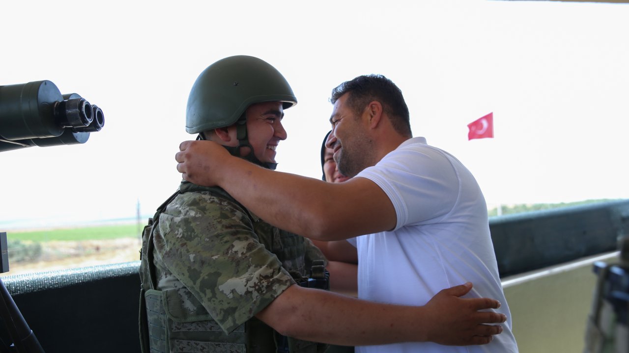 Sınırda nöbet tutan Kahramanmaraşlı asker, ailesinin sürpriz ziyaretiyle çifte bayram yaşadı