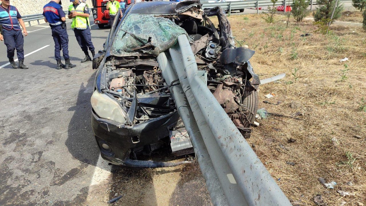 Kahramanmaraş'ta otomobil bariyerlere ok gibi saplandı: 4 yaralı!